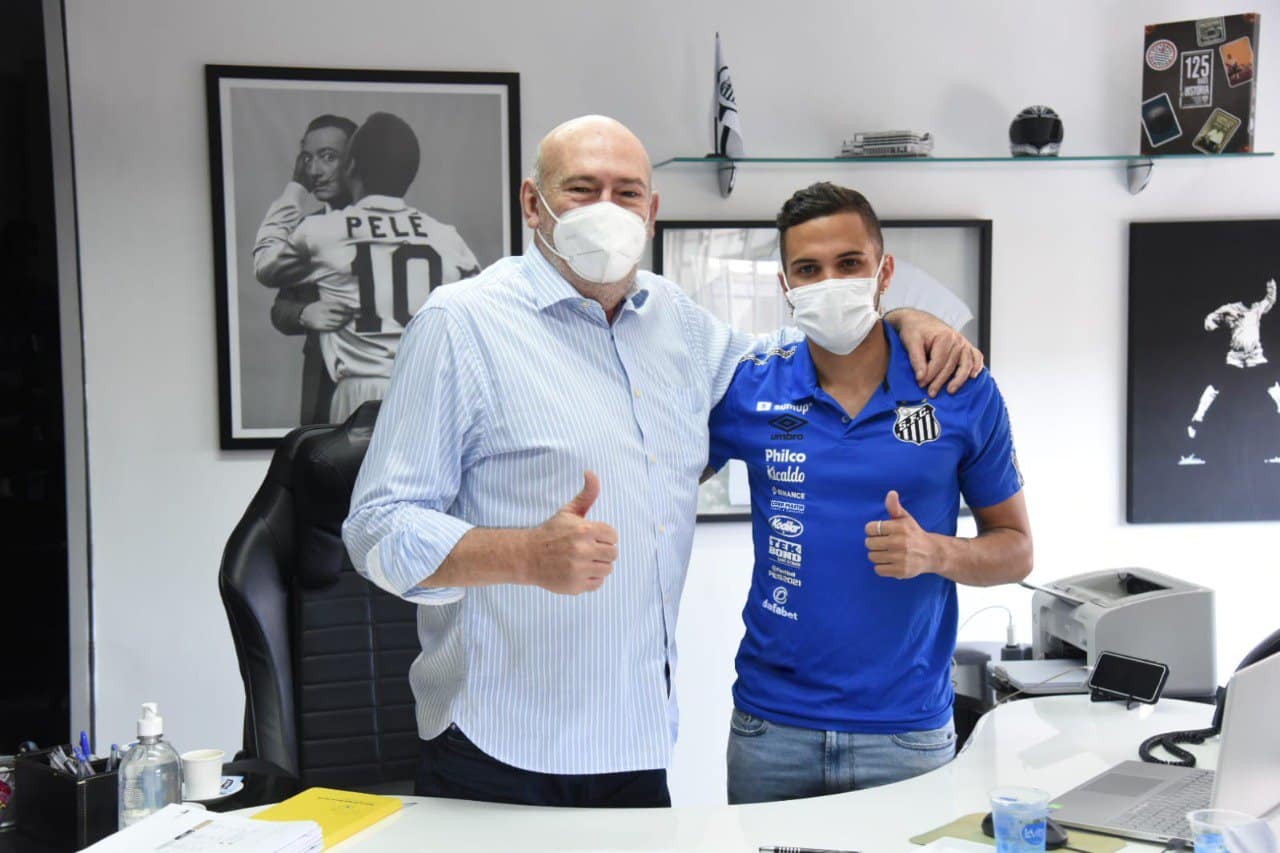 Santos anuncia contratação do lateral Auro