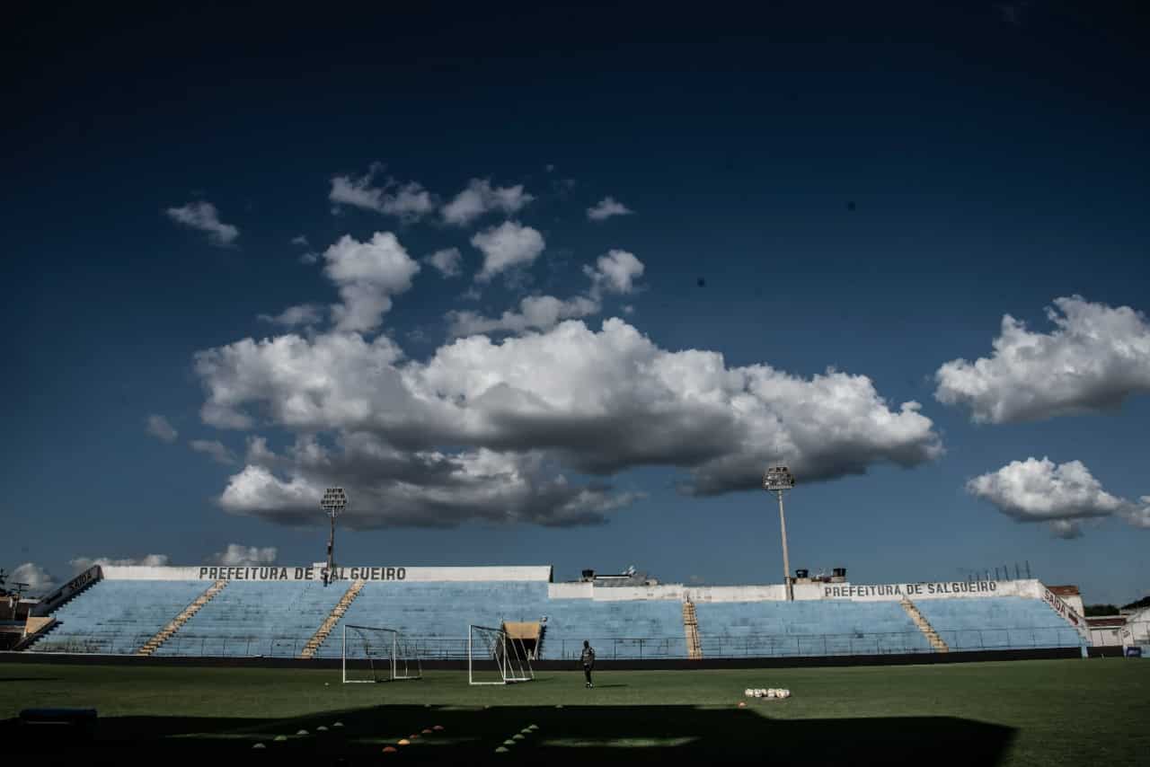 Santos tenta quebrar invencibilidade de quase um ano do Salgueiro, no Salgueirão