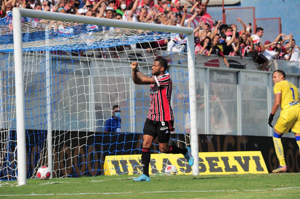 Com golaço de bicicleta, São Paulo vence Água Santa