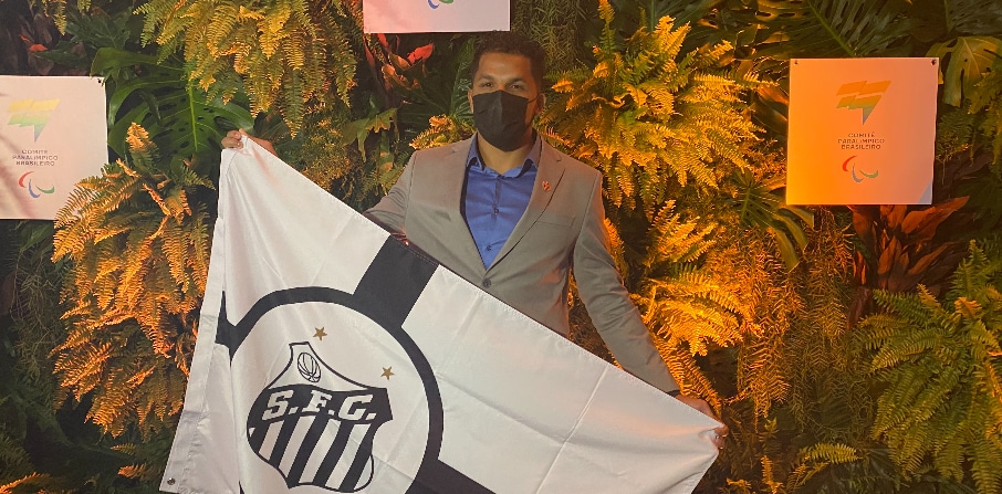 Leomon recebe pr&ecirc;mio de melhor atleta Goalball