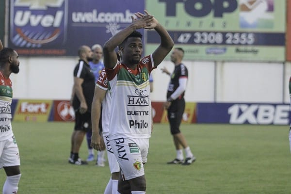 Matheus Trindade cada vez mais distante da Ponte Preta