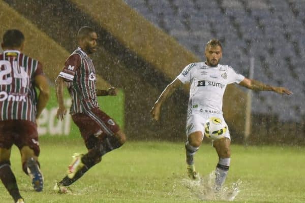Auro pede aten&ccedil;&atilde;o total no cl&aacute;ssico e relembra necessidade da vit&oacute;ria: &ldquo;Temos que ganhar de qualquer maneira&rdquo;