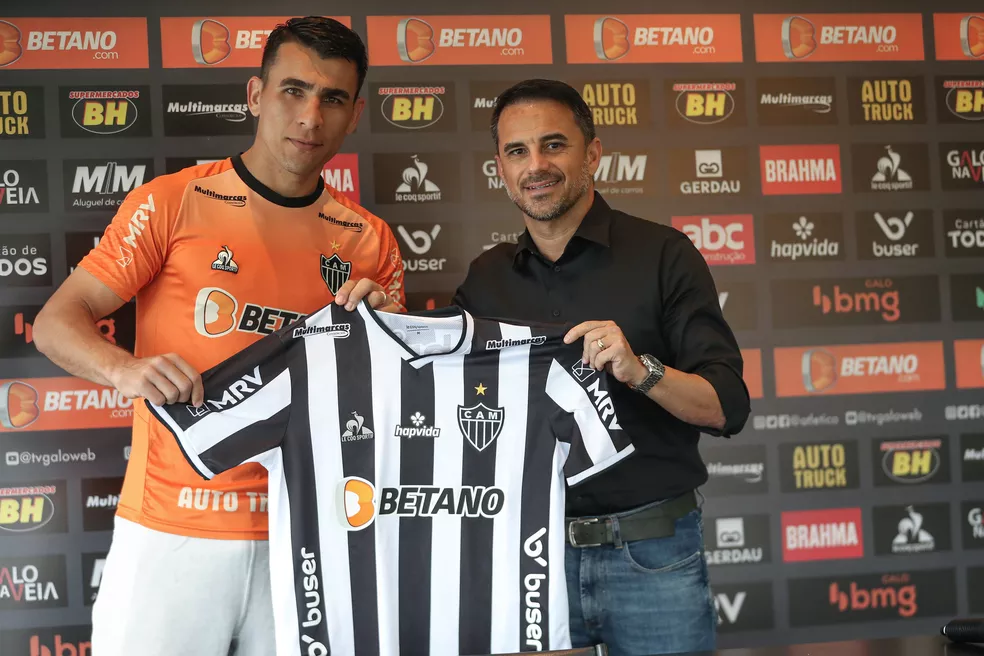 Caetano fala sobre alto n&uacute;mero de zagueiros no elenco