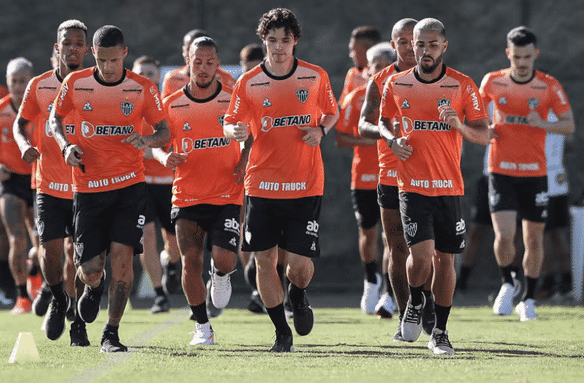 Atlético-MG trabalha para ampliar contratos de sete jogadores; veja nomes