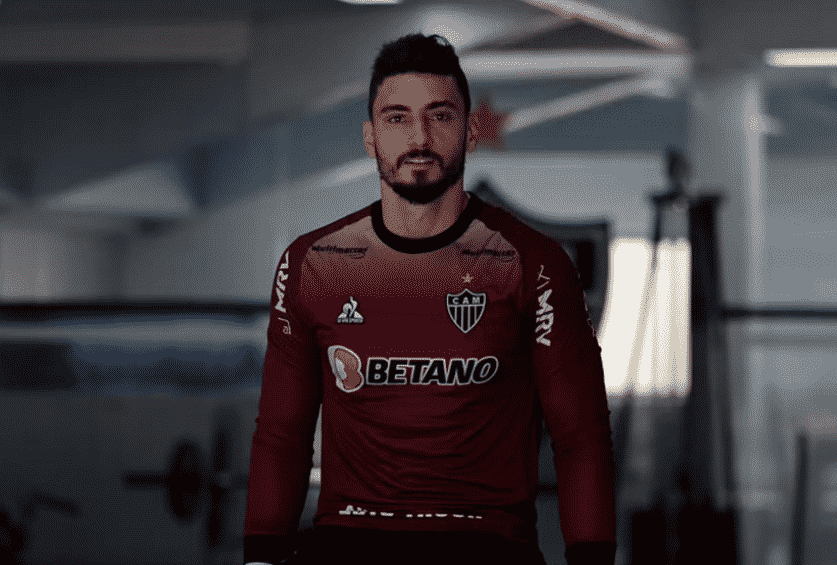 Com contrato renovado, Rafael falou sobre chegada de Junior Alonso