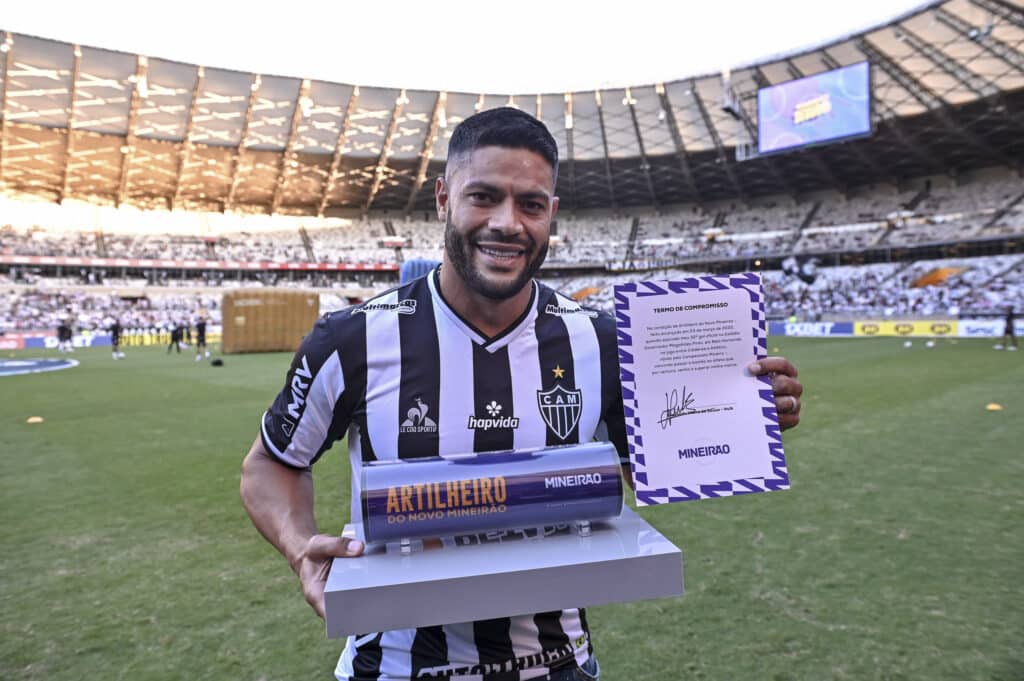 Hulk ‘Esmaga’: camisa 7 recebe bastão de maior artilheiro do novo Mineirão
