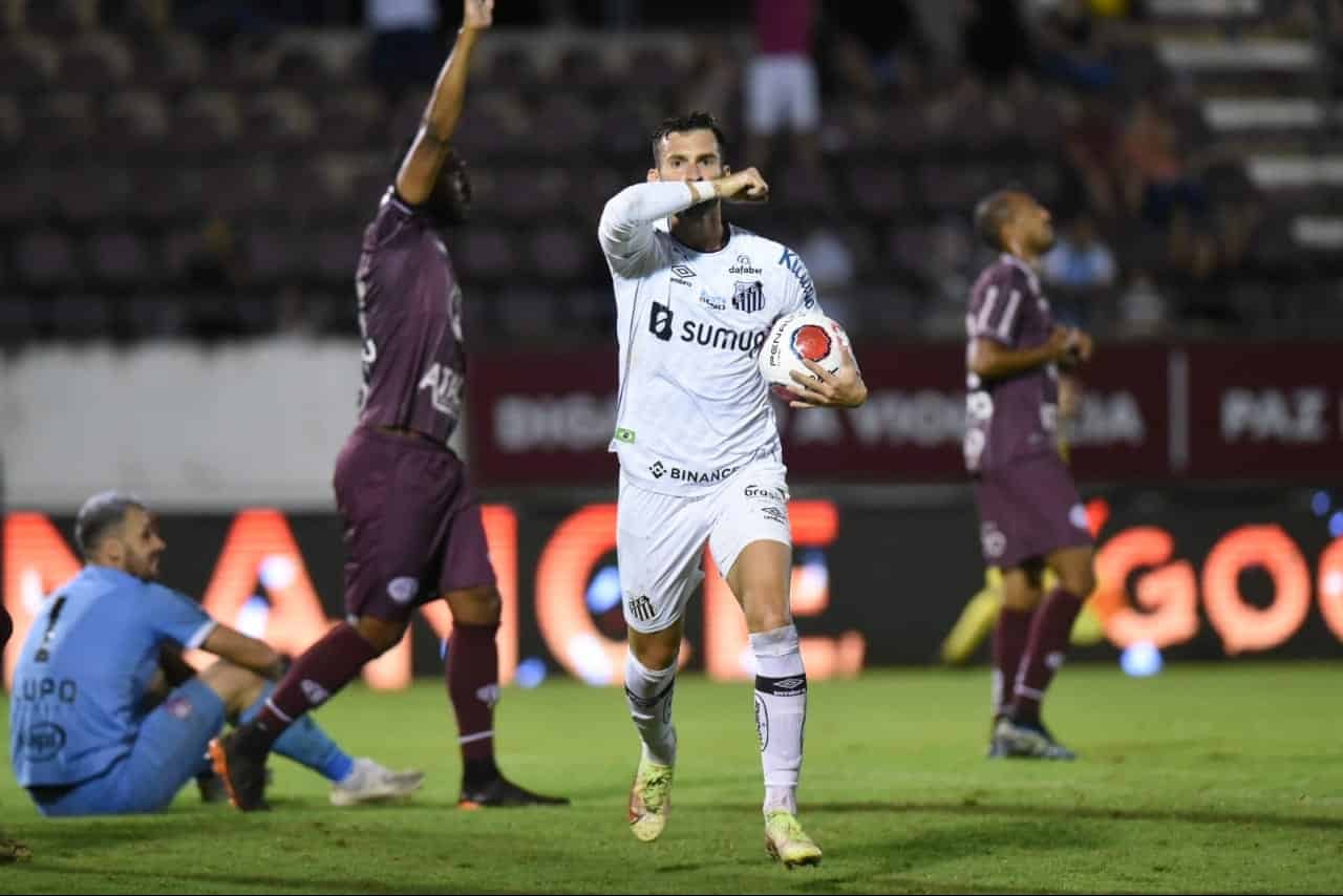 Ferroviária e Santos empatam em jogo eletrizante e respiram na tabela