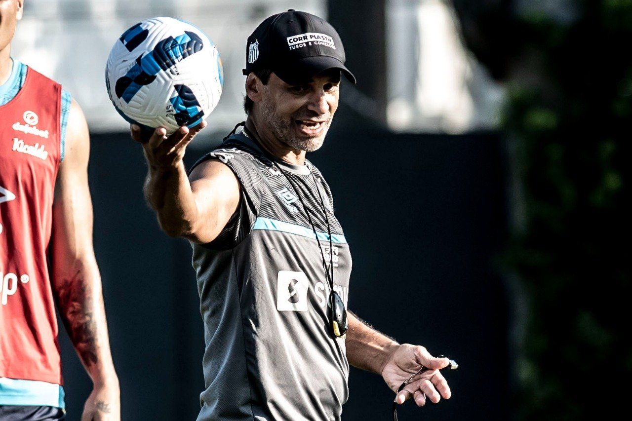 Bustos programa treinos em dois per&iacute;odos nesta semana, visando estreia na Sul-Americana