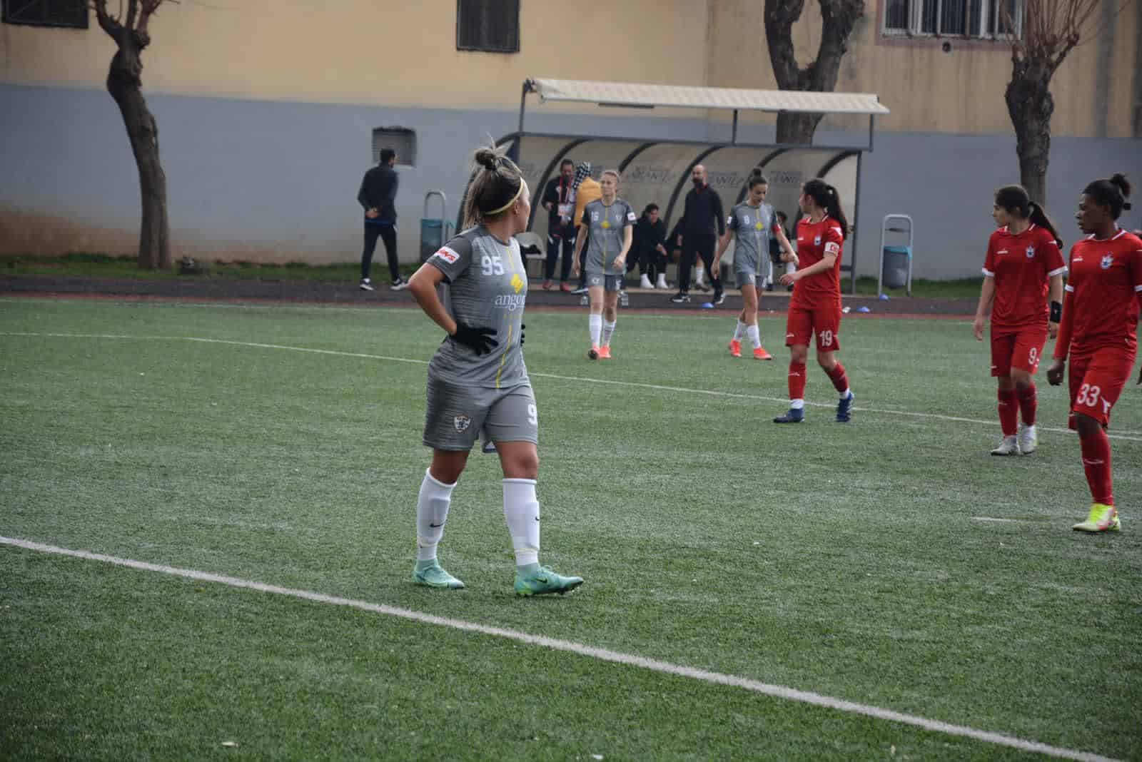 Thays Ferrer comemora estreia na Turquia com assistência e espera conquistar título