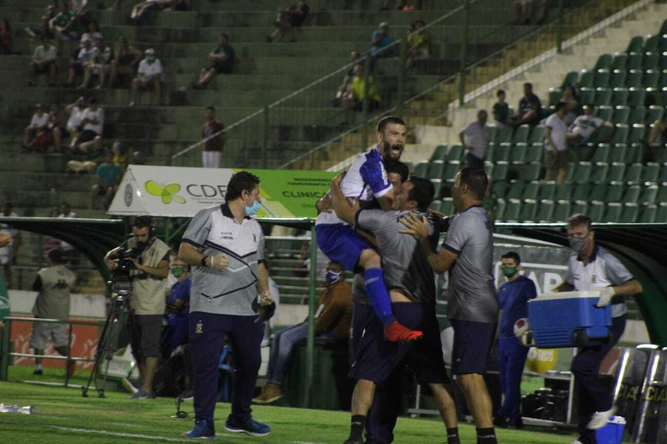 Thiago Carpini prospecta confronto entre Santo Andr&eacute; x Ituano