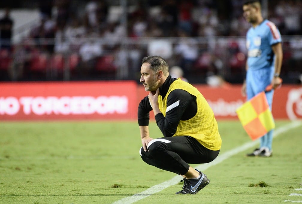 Vitor Pereira lamenta gol sofrido e promete reparo na equipe: &ldquo;tem muita coisa para corrigir&rsquo;