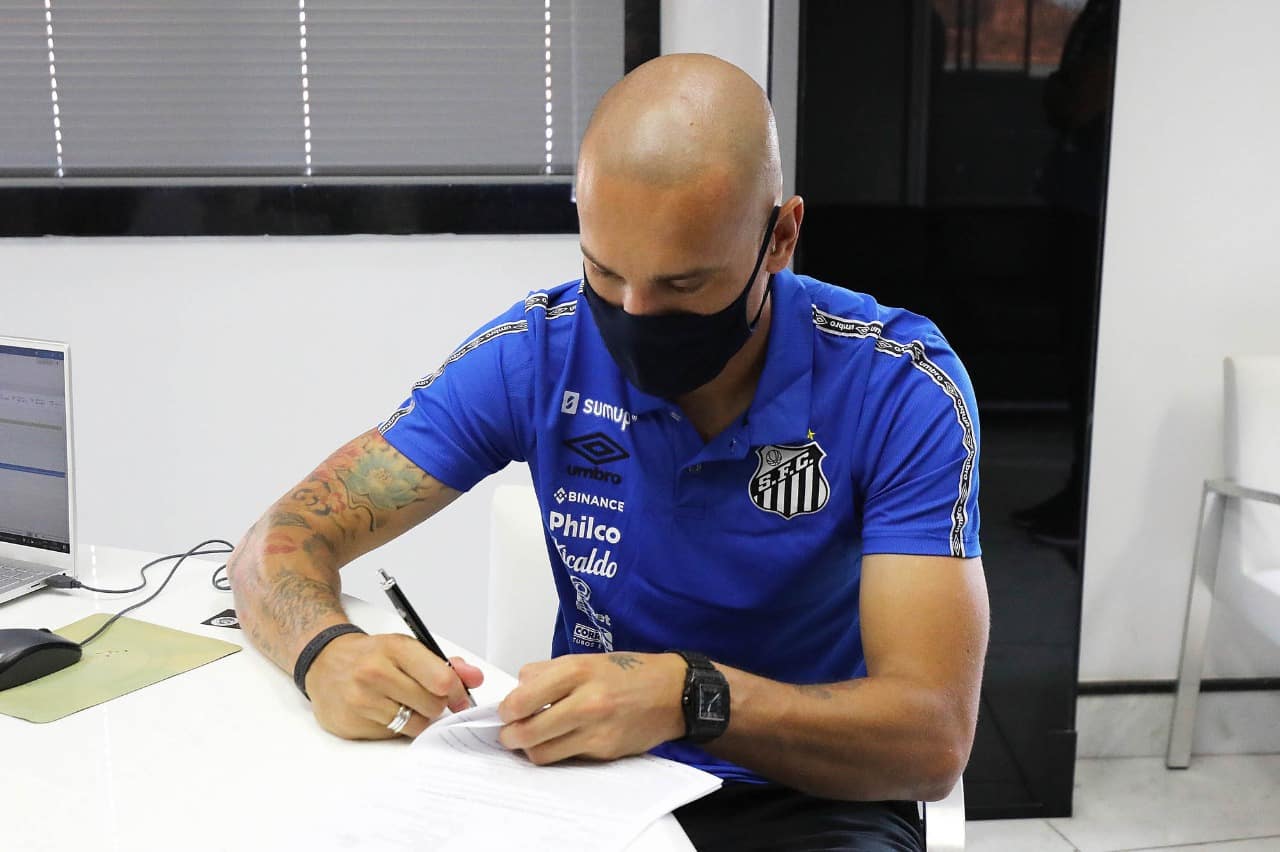 Maicon fala em relembrar o passado no Santos: &ldquo;Dedica&ccedil;&atilde;o e muito trabalho&rdquo;