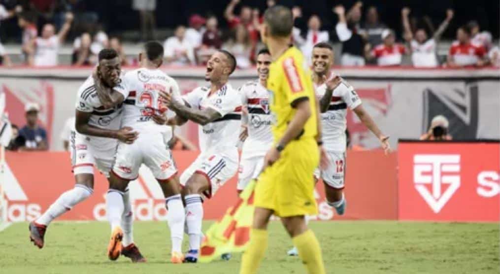 Em Majestoso decisivo, S&atilde;o Paulo vence Corinthians e est&aacute; na final do Campeonato Paulista