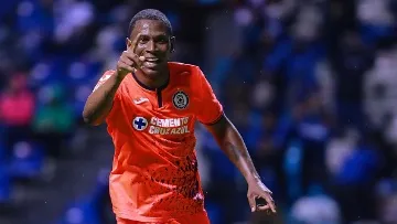 Rescisão de Angulo com o Cruz Azul avança e Santos inscreve atacante na Sul-Americana