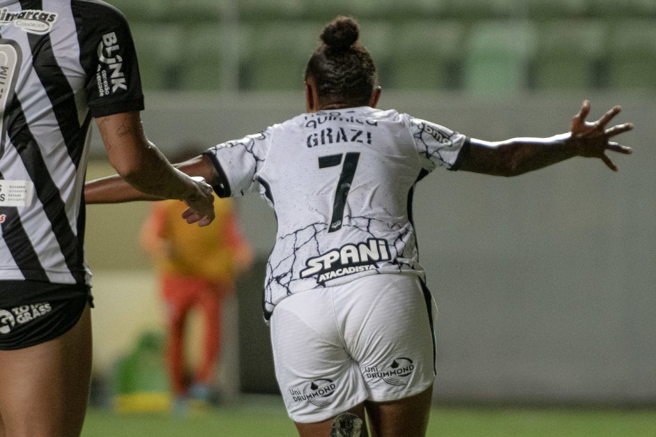 Grazi chega aos 63 gols e Duda Mineira estreia pelo Corinthians
