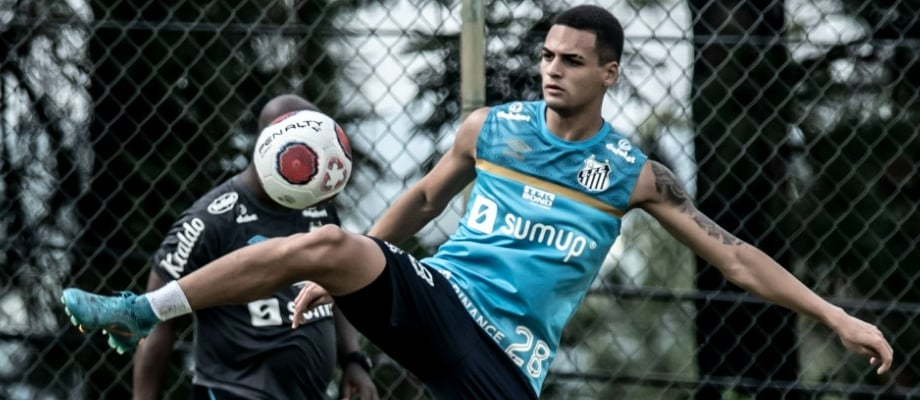 Kaiky agradece confiança e espera se adaptar também como volante: “Estou à disposição para atuar onde ele precisar”