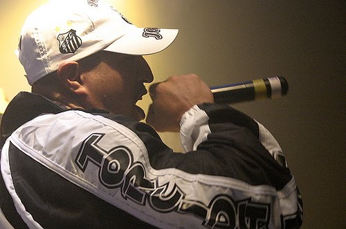 Mano Brown critica continuidade do Santos na Baixada: “A torcida do Santos está em São Paulo, ficar comemorando 9 mil na Vila, vai virar time pequeno”