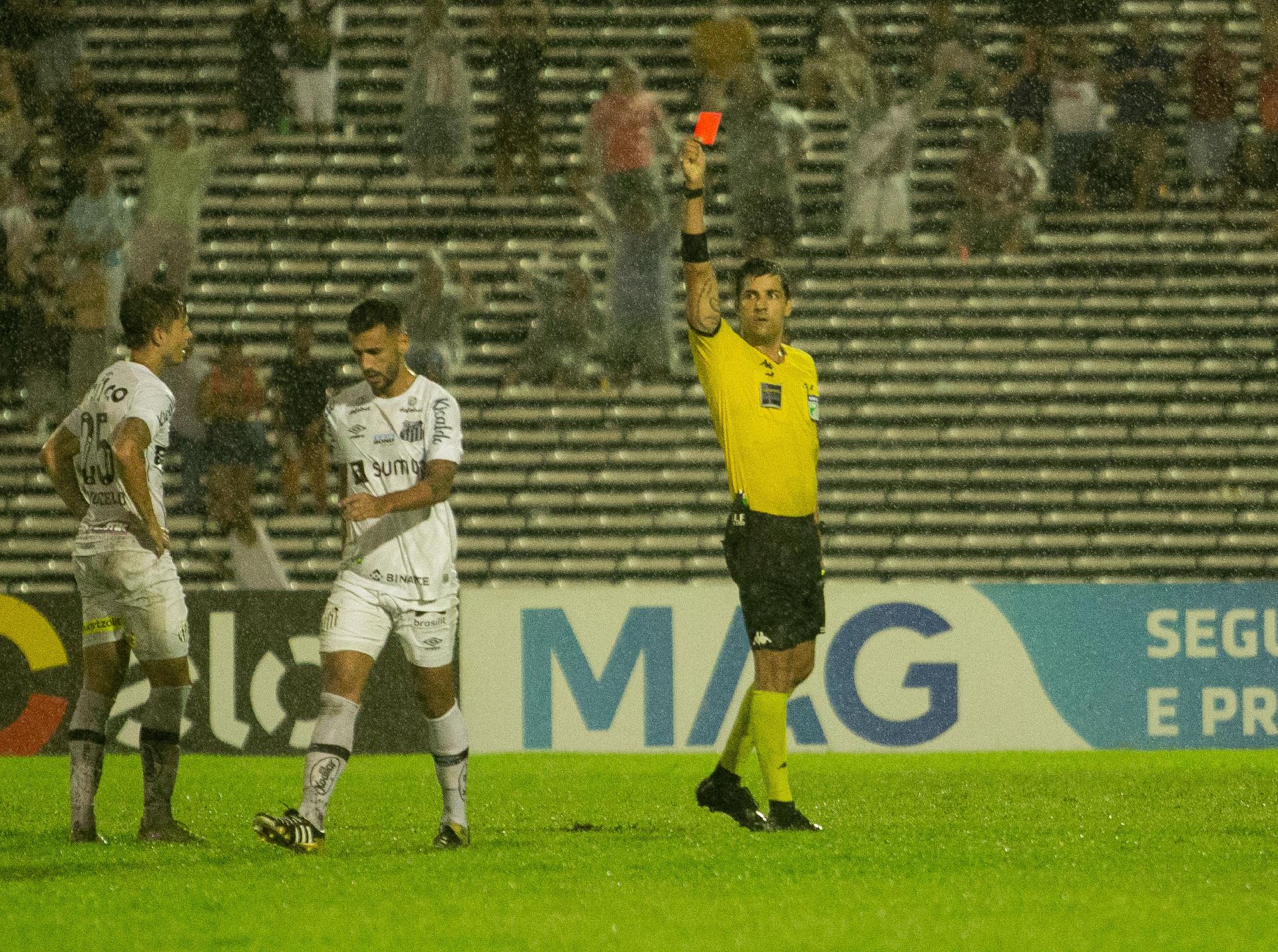 Bustos explica sa&iacute;da de Sandry e perman&ecirc;ncia de Camacho: &ldquo;A leitura da partida me dizia que o Sandry n&atilde;o estava c&ocirc;modo&rdquo;