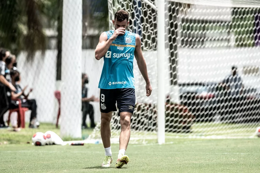 Léo Baptistão sente dores musculares e desfalca treino do Santos