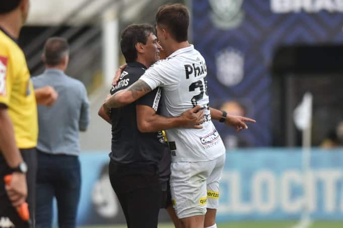 Bustos elogia Zanocelo por boa atuação: “É como uma esponja. Absorve tudo o que dizem para ele”