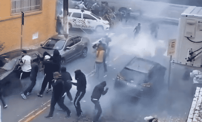 Pol&iacute;cia apreende 18 pessoas ap&oacute;s briga de torcidas nos arredores da Vila Belmiro