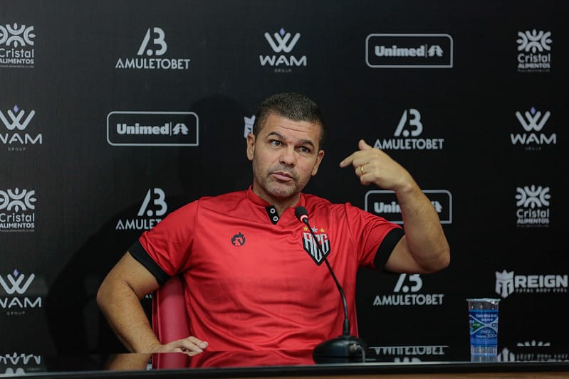 Umberto Louzer lamenta goleada que Atl&eacute;tico-GO sofreu em partida contra Bragantino