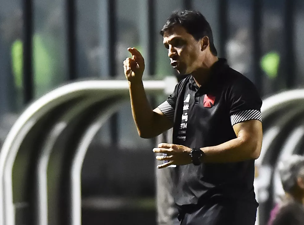 Zé Ricardo elogia entrega da equipe e comemora vitória