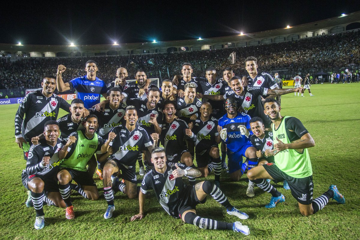 Torcida empurra o Vasco para a quarta vit&oacute;ria dentro da S&eacute;rie B
