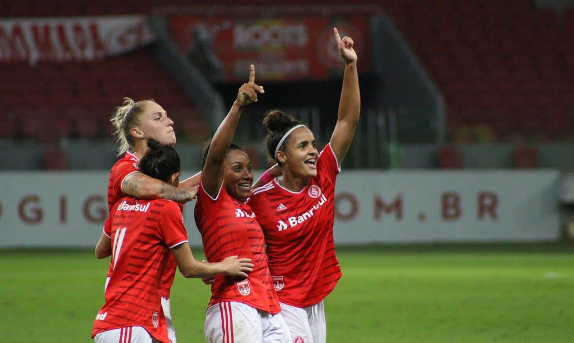 Internacional fecha com patrocinadores para o feminino