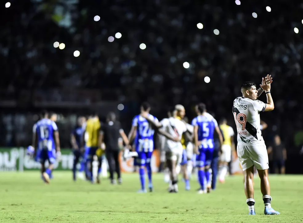 Mudanças no segundo tempo melhoram o time do Vasco; entenda