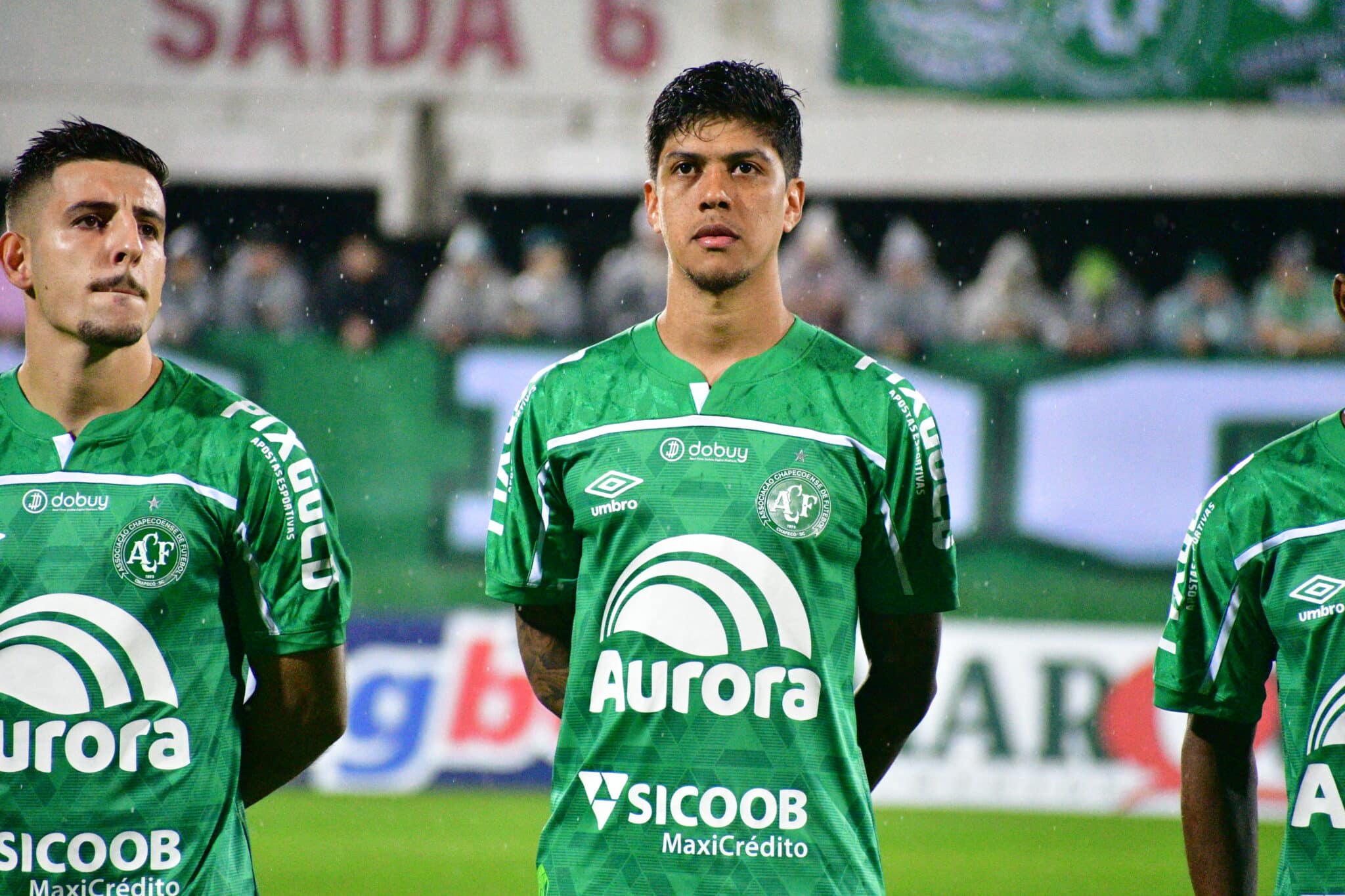 Betinho toma 3&ordm; amarelo e desfalca a Chape na S&eacute;rie B