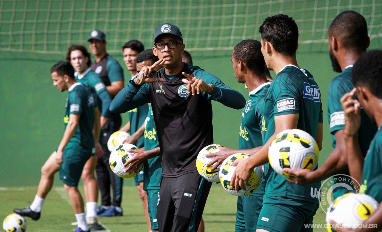 Goi&aacute;s se prepara para jogo contra o Santos