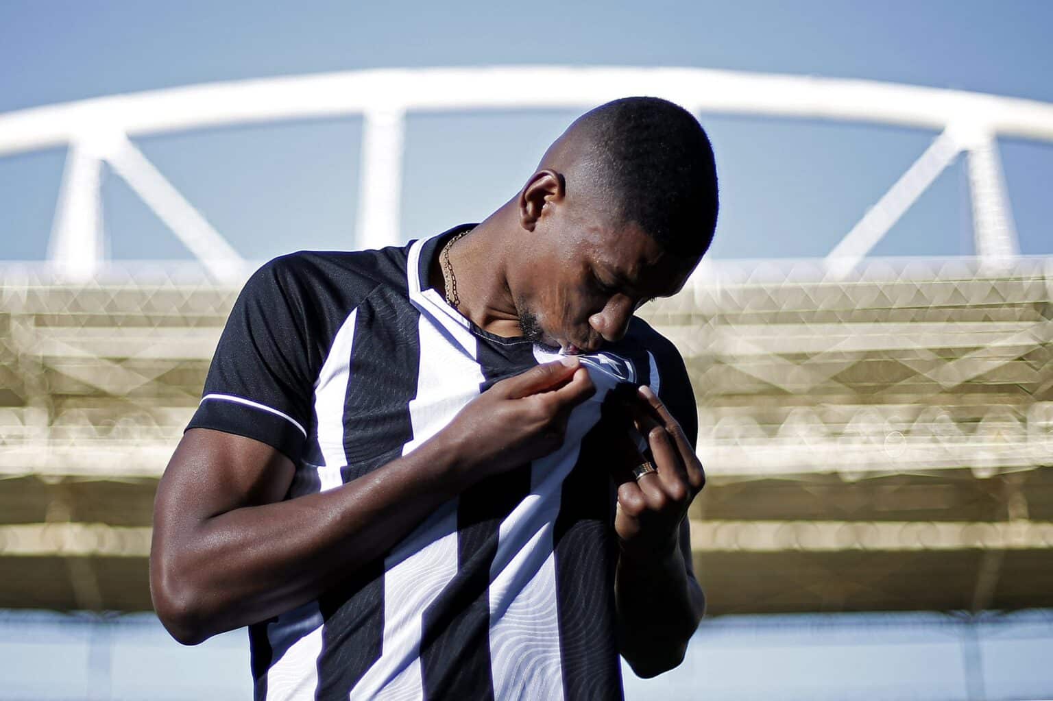 &Uacute;ltimas do Botafogo: Renova&ccedil;&atilde;o de Kanu e jogo de gra&ccedil;a