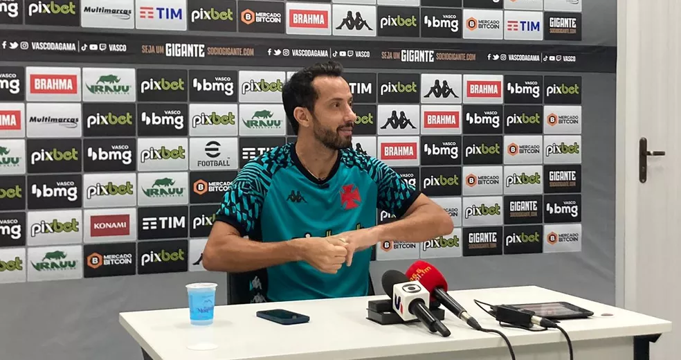 Nen&ecirc; sai em defesa de Z&eacute; Ricardo: &ldquo;N&atilde;o &eacute; tudo culpa dele&rdquo;