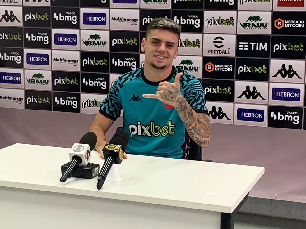 Gabriel Pec fala sobre momento no Vasco: &ldquo;Nosso grupo est&aacute; bem fechado&rdquo;