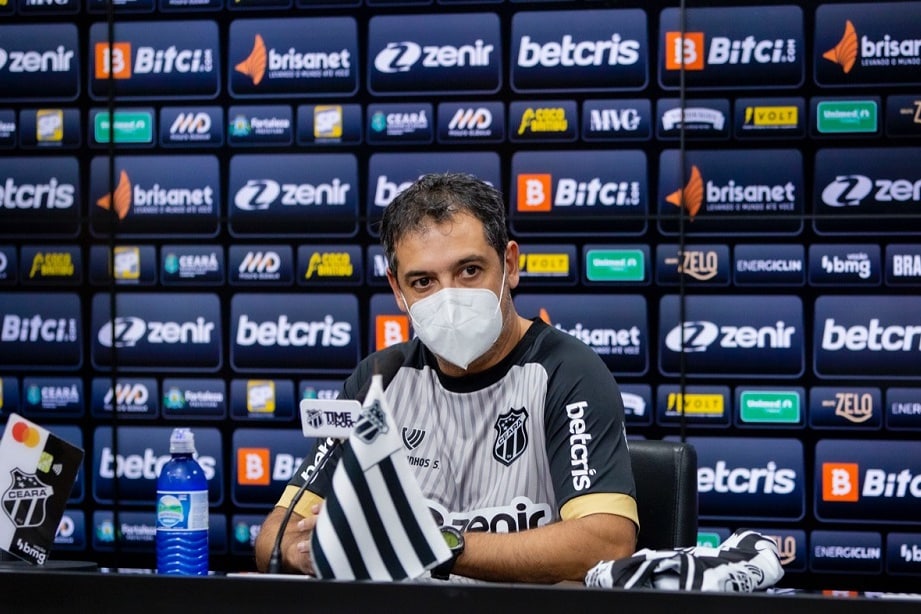 Marquinhos Santos assume responsabilidade pela derrota