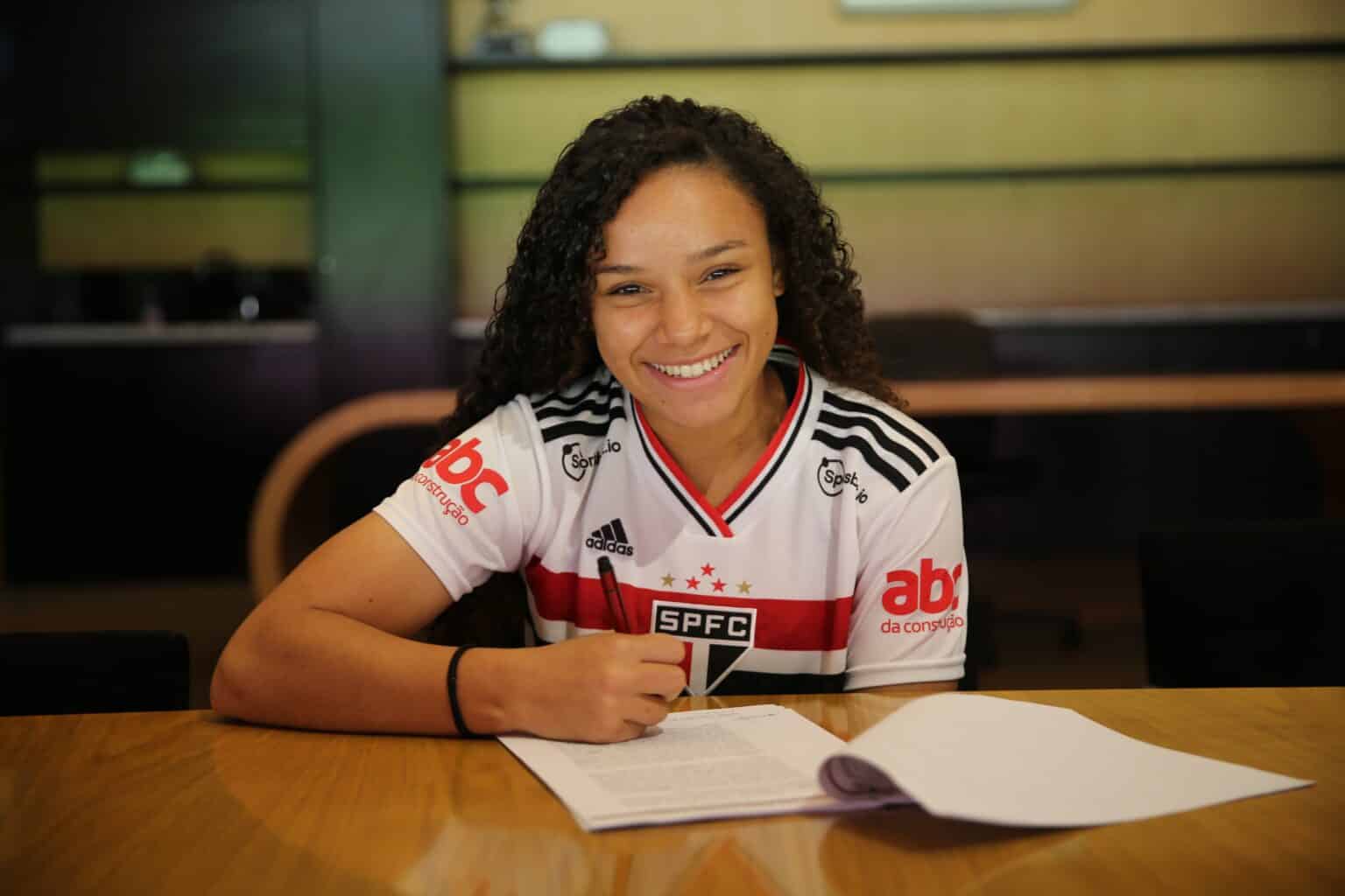 Duda Rodrigues assina primeiro contrato profissional com o São Paulo