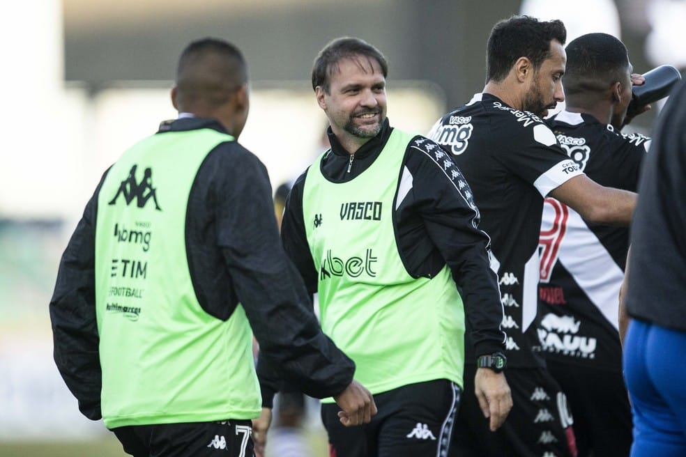 Maur&iacute;cio fala sobre resultado e apresenta&ccedil;&atilde;o do Vasco