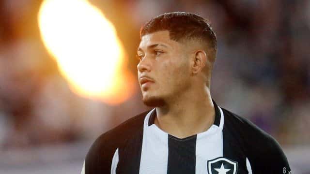 Botafogo negocia renova&ccedil;&atilde;o com artilheiro at&eacute; 2025