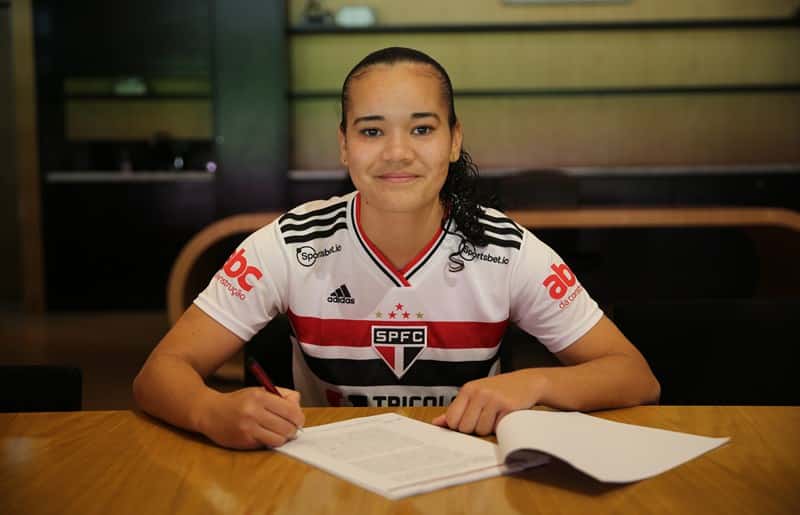 Carol Firmino assina primeiro contrato profissional com o S&atilde;o Paulo