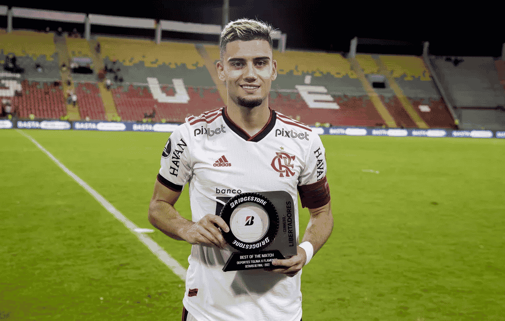 Meia emprestado deseja permanecer no Flamengo