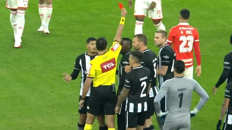 Botafogo e John Textor falam sobre arbitragem ap&oacute;s jogo contra o Inter