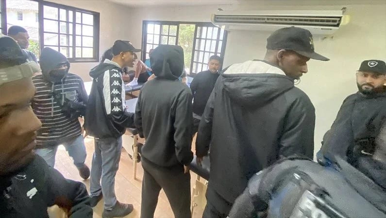 Torcida organizada invade CT do Botafogo