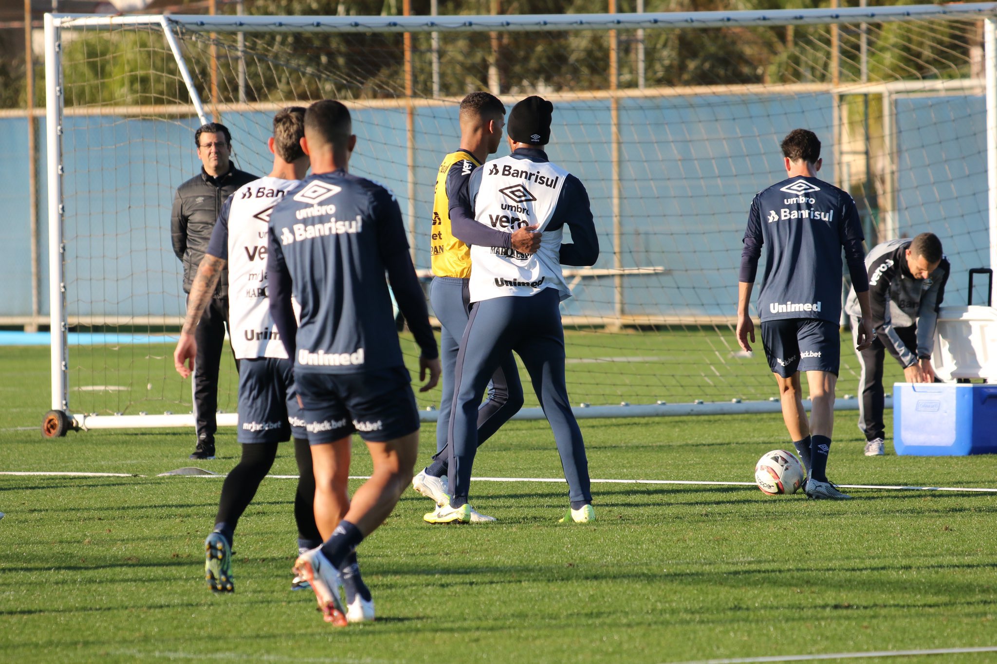 Jogadores do Gremio brigam durante treino