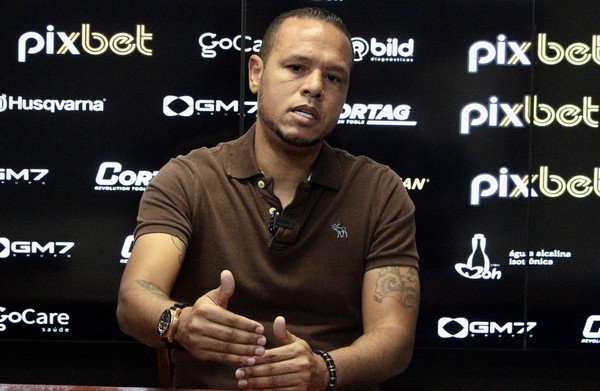 Luis Fabiano deixa a Ponte Preta