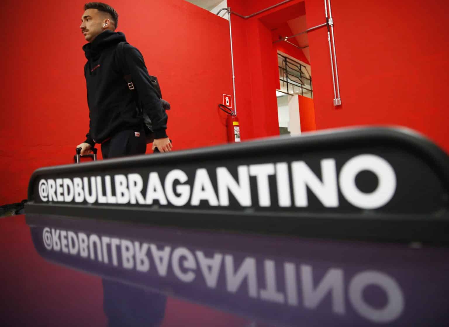 Capit&atilde;o do Braga, L&eacute;o Ortiz comemora mais uma vit&oacute;ria sem sofrer gols