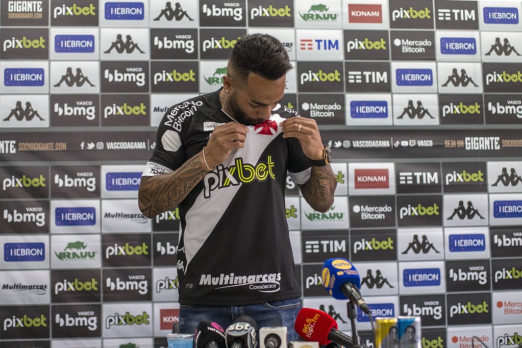 Alex Teixeira e as op&ccedil;&otilde;es para entrar no time titular do Vasco