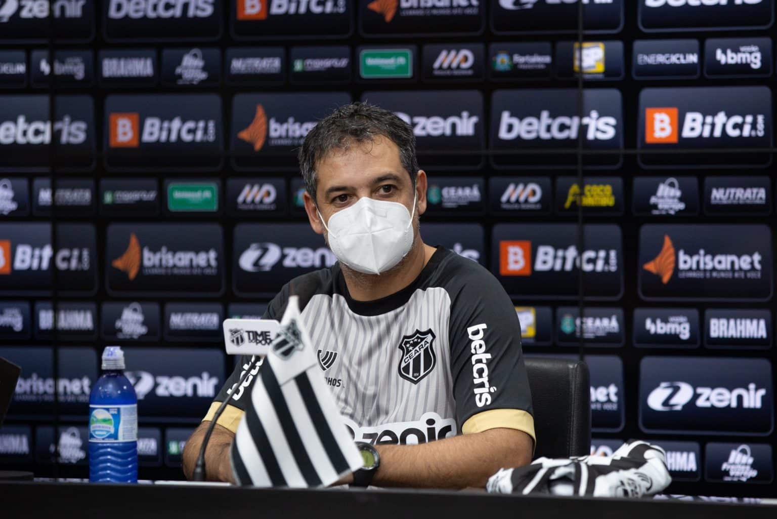 Dentinho vira dor de cabe&ccedil;a para Marquinhos Santos