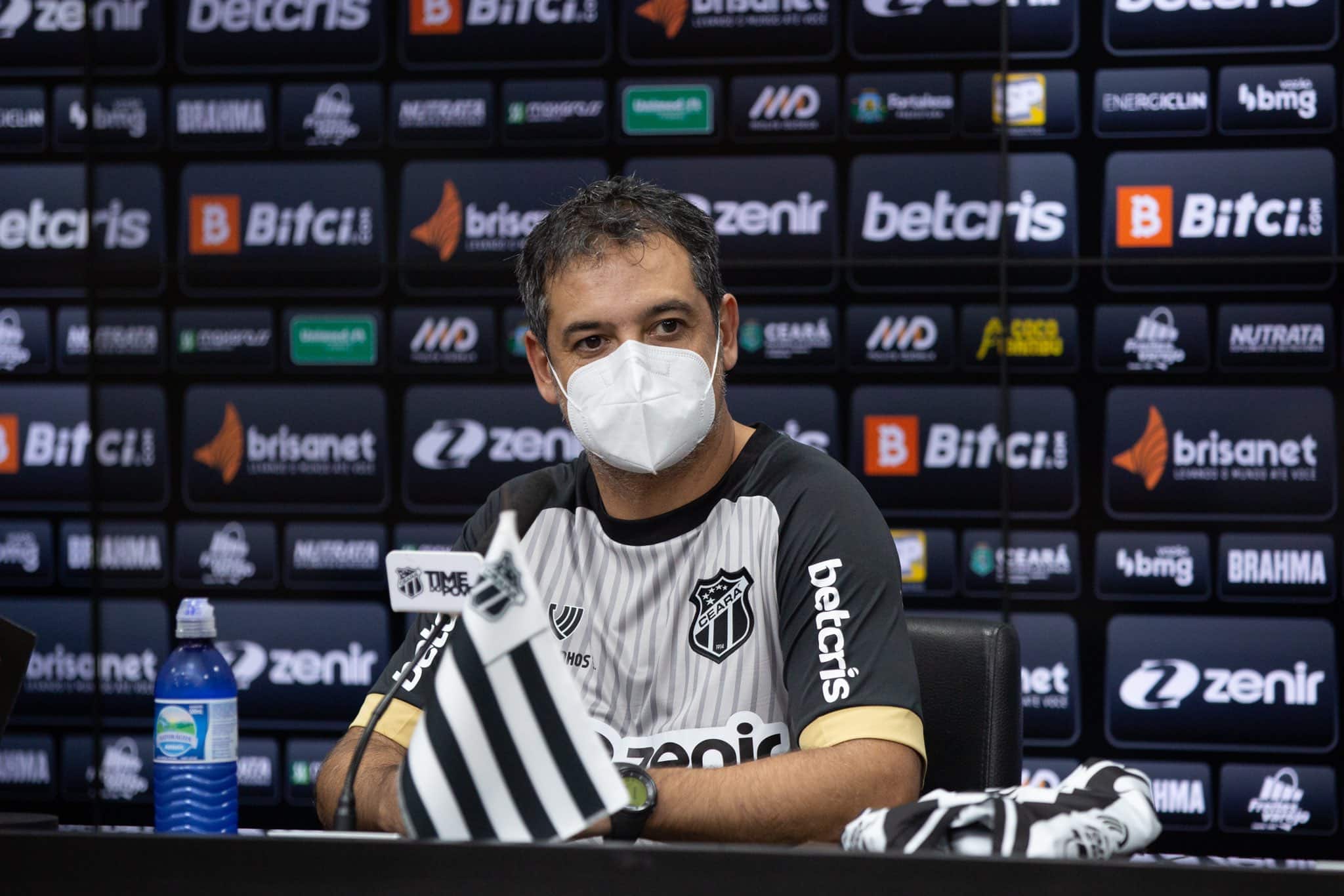 Dentinho vira dor de cabeça para Marquinhos Santos