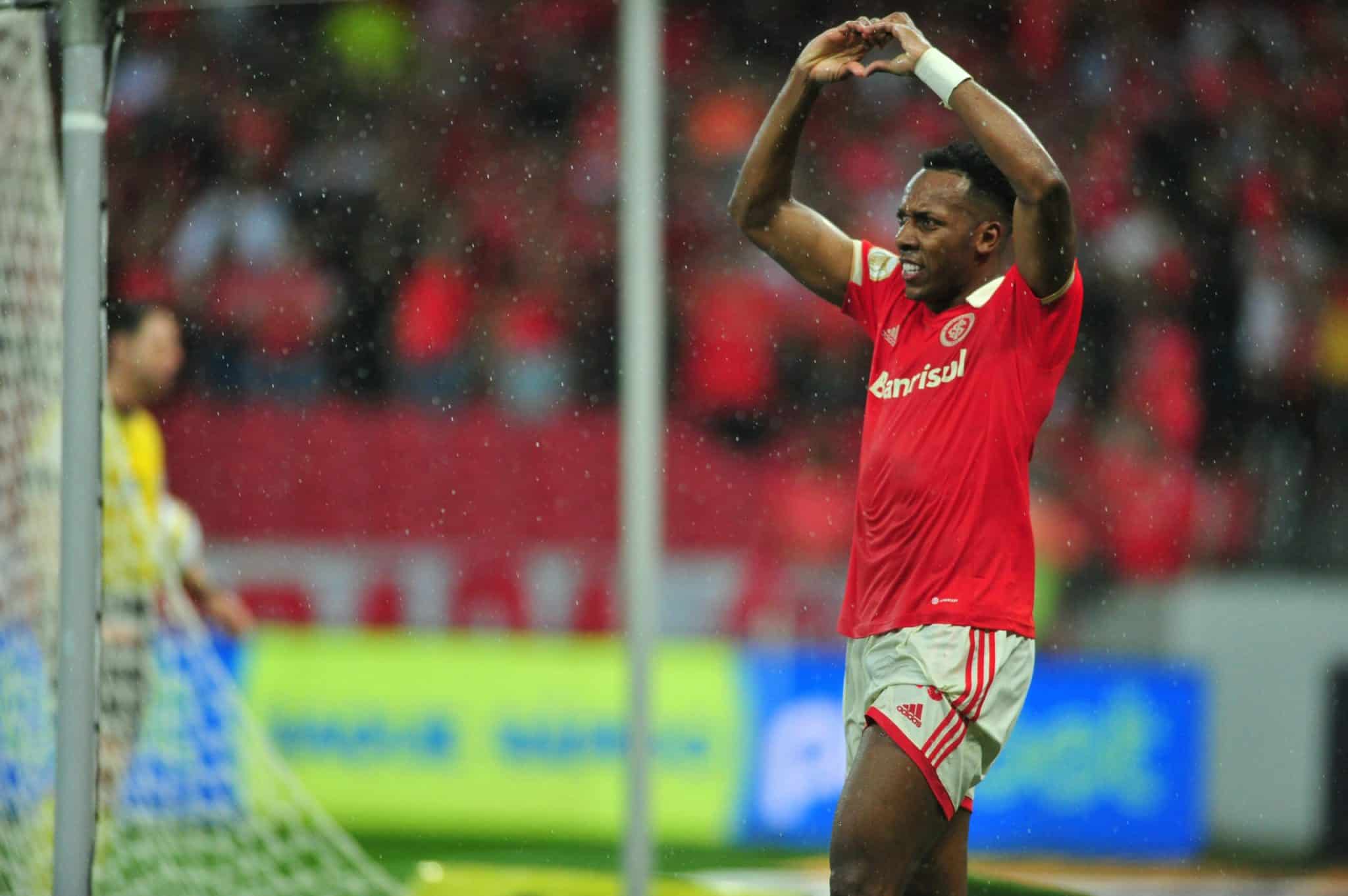 Moisés festeja seu primeiro gol no Beira-Rio: “Foi muito especial”